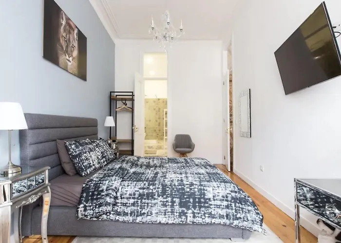 Beautiful 2Br High Ceiling/50M From Timeout Market